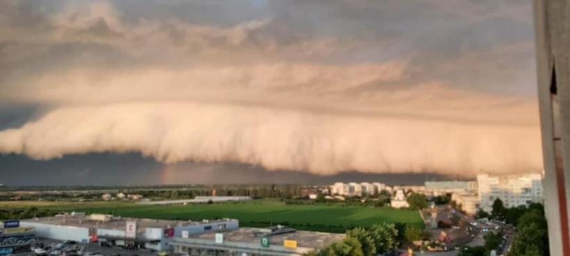 Fenomen rar, surprins pe cer în Buzău. Un nor uriaș care seamănă cu valurile mării 711737