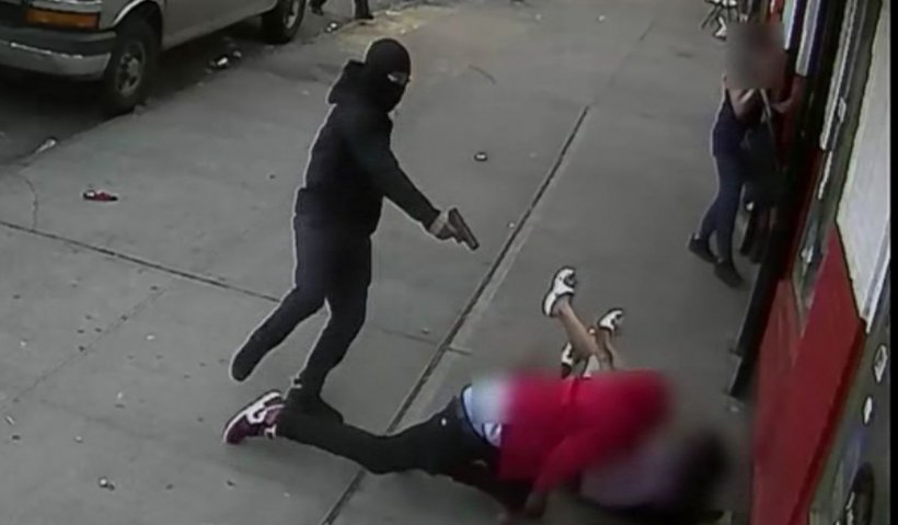 Bărbat împușcat în miezul zilei, lângă doi copii, la New York. Imagini cu impact emoțional