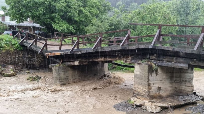 160 de familii din judeţul Vrancea sunt izolate, după ce viiturile au rupt podurile