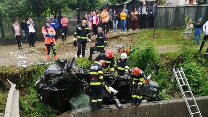 Doi oameni au murit, după ce o maşină s-a răsturnat într-o râpă, în satul Filipeşti din Bacău