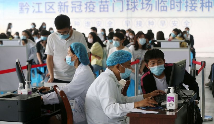 China a depășit miliardul de doze anti-COVID administrate populației. Ce riscă cei care refuză vaccinul