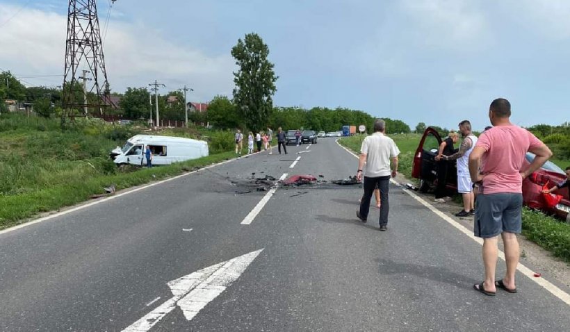 Accident rutier grav pe DN25 la Galaţi. Un microbuz cu călători a lovit frontal un autoturism