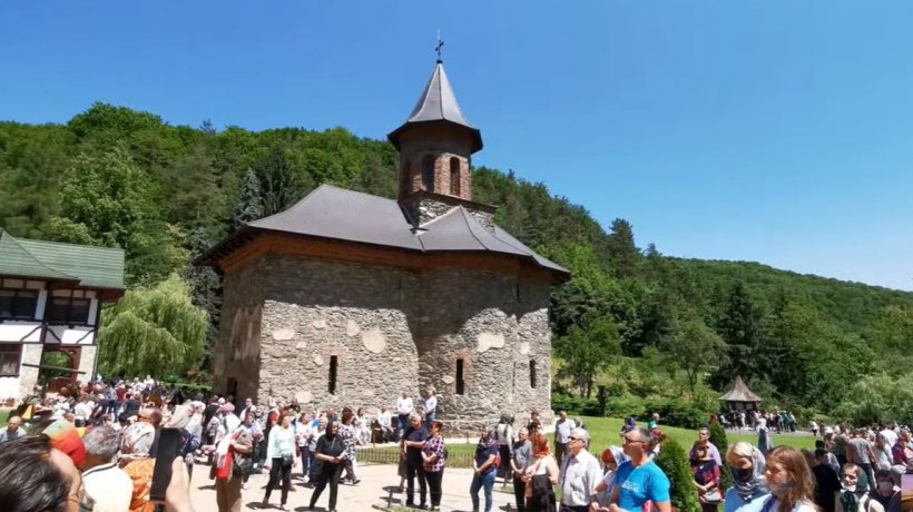 Mii de pelerini au lăsat mormane de bani la mormântul Părintelui Arsenie Boca, la sărbătoarea de Rusalii