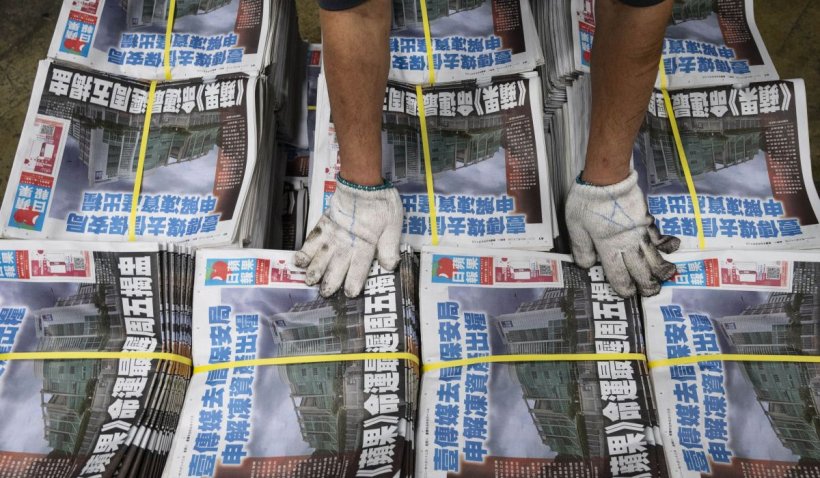 Cel mai mare ziar critic la adresa Chinei se închide după ce poliția i-a arestat conducerea, la Hong Kong. "Vor veni după alții, curând"
