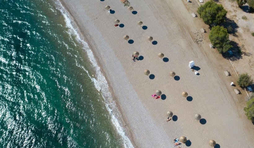 Plajele din Grecia, goale din cauza caniculei: Turiștii români aflați în vacanță încearcă să se ferească de valul de căldură