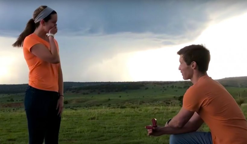 Un meteorolog și-a cerut iubita de soție în fața unei tornade