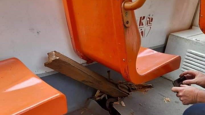 O șină a străpuns podeaua unui tramvai din Capitală și a rănit grav un călător