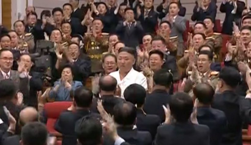 Kim Jong Un, în cămașă și pantaloni largi, la concert. Ce ascunde scăderea în greutate a liderului nord-coreean