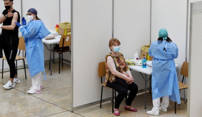 Două mari centre de vaccinare din Sibiu se închid pentru că oamenii nu mai vin să se imunizeze