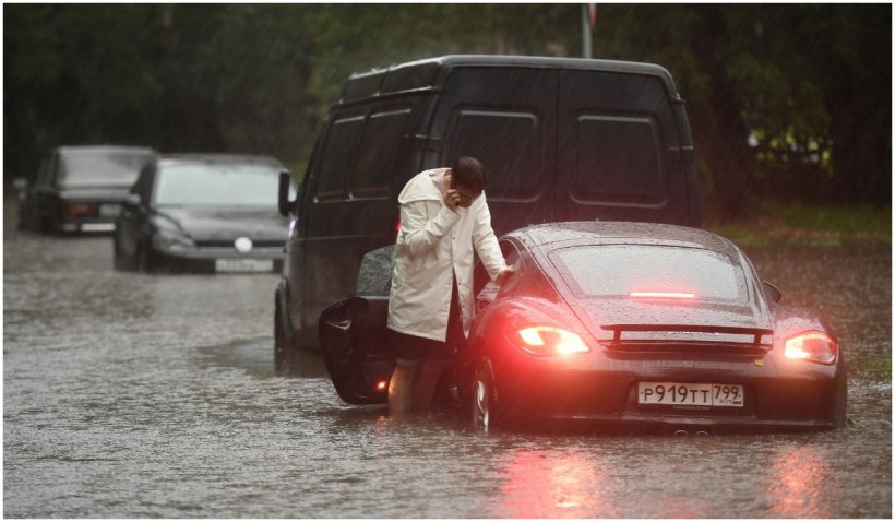 O furtună puternică a făcut ravagii la Moscova. Macarale doborâte, explozii și străzi inundate