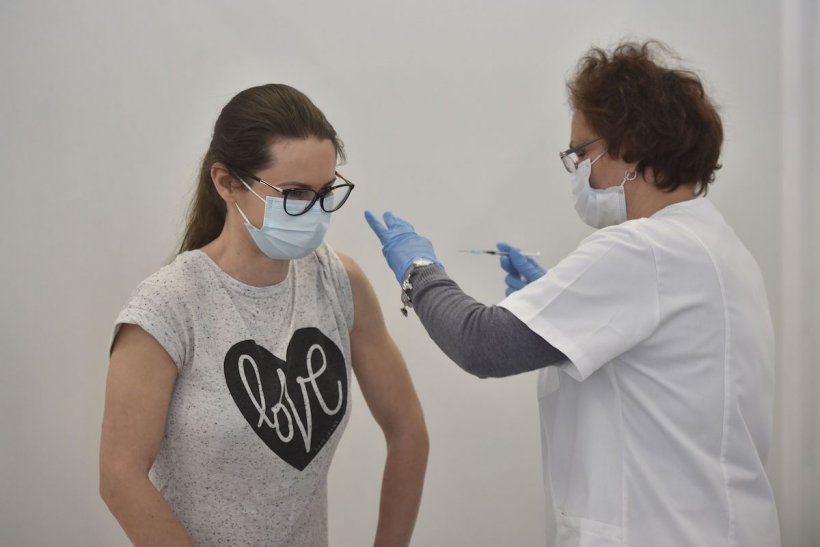 Grecia oferă bani fiecărui tânăr care se vaccinează