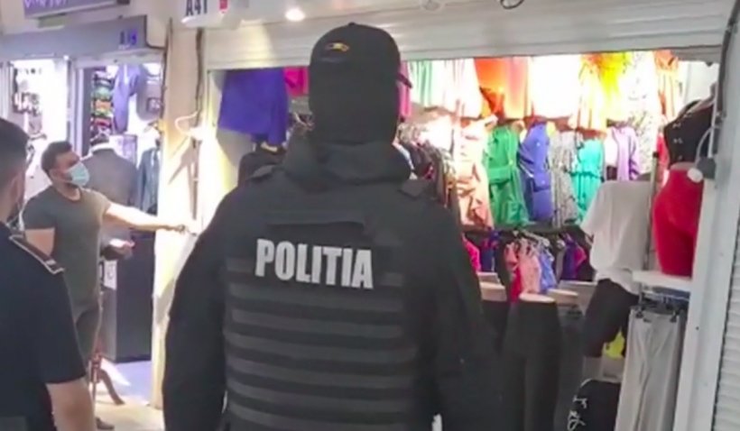 114 percheziții la standurile unui mare complex comercial din Bucureşti. Tone de haine de firmă contrafăcute, confiscate de polițiști