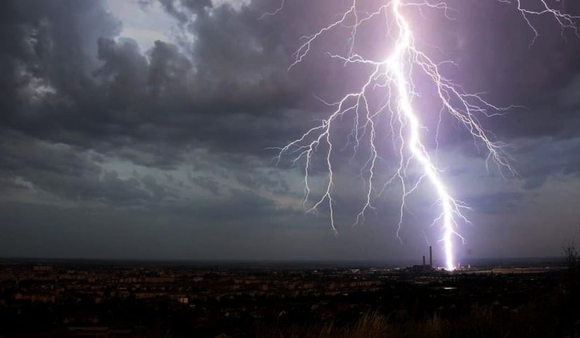 Imagini impresionante cu fulgere, surprinse la Oradea
