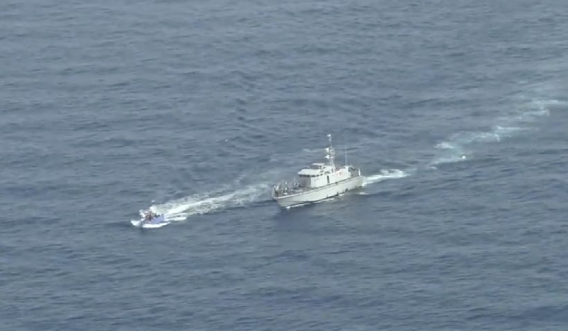 Momentul în care o barcă cu migranți e asaltată de gloanțe în Marea Mediterană