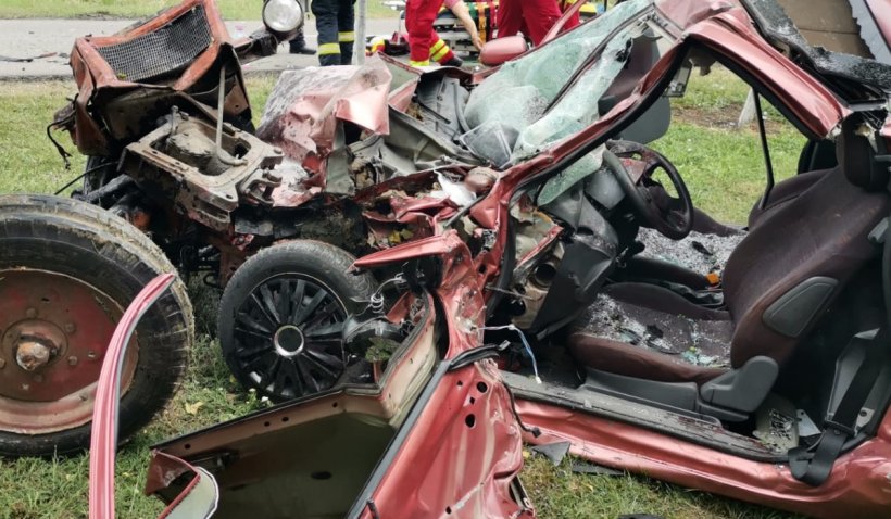 O femeie și un bărbat au murit pe un drum din Arad, după ce mașina le-a fost strivită de un tractor