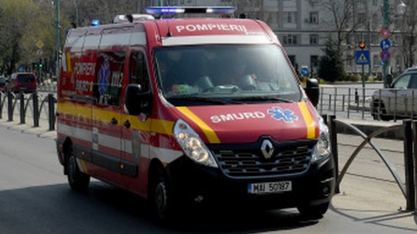 Ambulanță în misiune, implicată într-un accident grav. Patru persoane au fost rănite