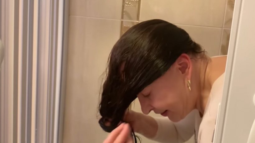 Maria Dragomiroiu s-a filmat în baie, în timp ce se spală pe cap. Metoda ”morișca” este obligatorie! 