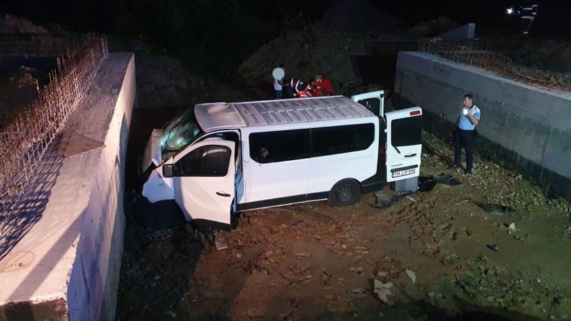 O dubă s-a prăbușit de pe pod, de la 4 metri înălțime. Cinci oameni au ajuns de urgență la spital