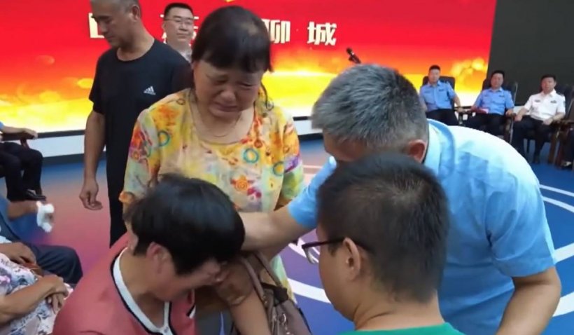 Întâlnire emoționantă între un tată și fiul său răpit în urmă cu 24 de ani, în China