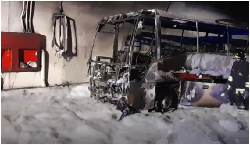 Un șofer de autobuz a salvat 25 de copii dintr-un avion în flăcări