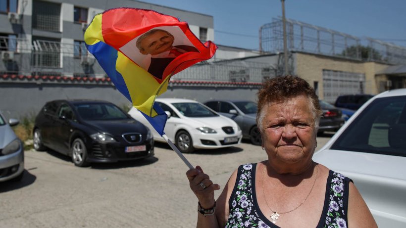 Susținătorii lui Liviu Dragnea, în față la penitenciarul Rahova, cu steaguri și pancarte: "A făcut mai mult bine"