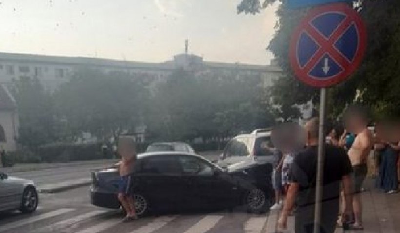 Accident cu BMW făcut praf de un şofer de 18 ani pe o stradă din Satu Mare