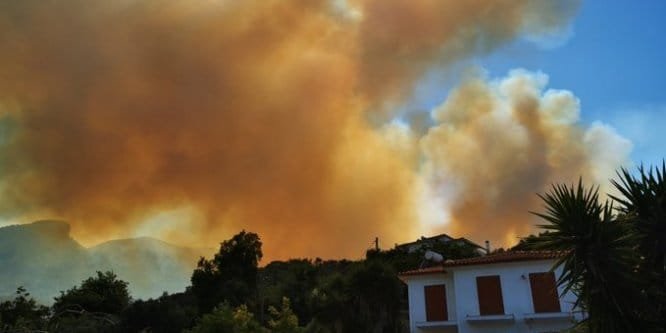 Alertă în Grecia: Mai multe hoteluri de pe insula Samos au fost evacuate din cauza unor incendii