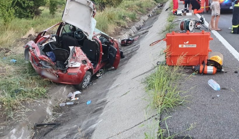 Mașina unei șoferițe de 21 de ani, din București, a fost strivită, într-un accident pe DN5, în Giurgiu. Traficul a fost blocat