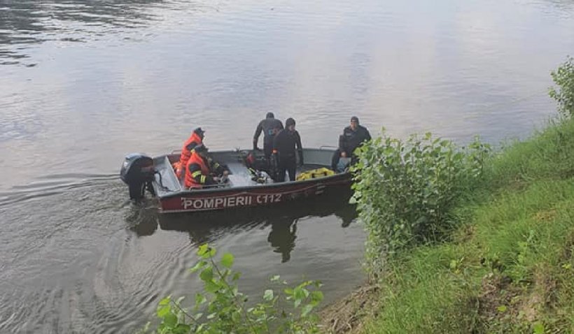 Un bărbat căutat de pompieri în apele unui râu, găsit beat pe mal, obosit de la „înot” în Vaslui