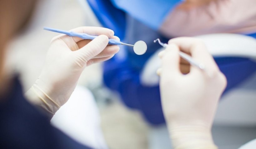 Dentist român, condamnat în Franța după ce a mutilat mai mulți pacienți, pentru a deconta sume din asigurări