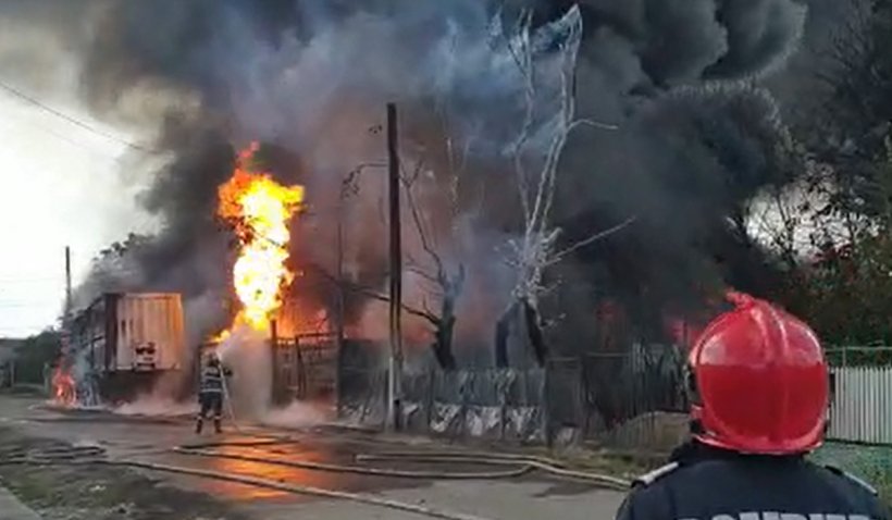 Incendiu la un centru de încărcare butelii din Fântânele, Prahova. Un tânăr de 17 ani a ajuns la spital cu arsuri pe 92% din corp 