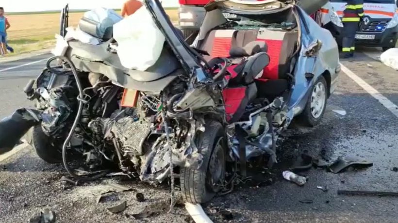 Accident cumplit în Olt! Un copil și doi adulți au murit pe loc în urma impactului între un TIR și un autoturism