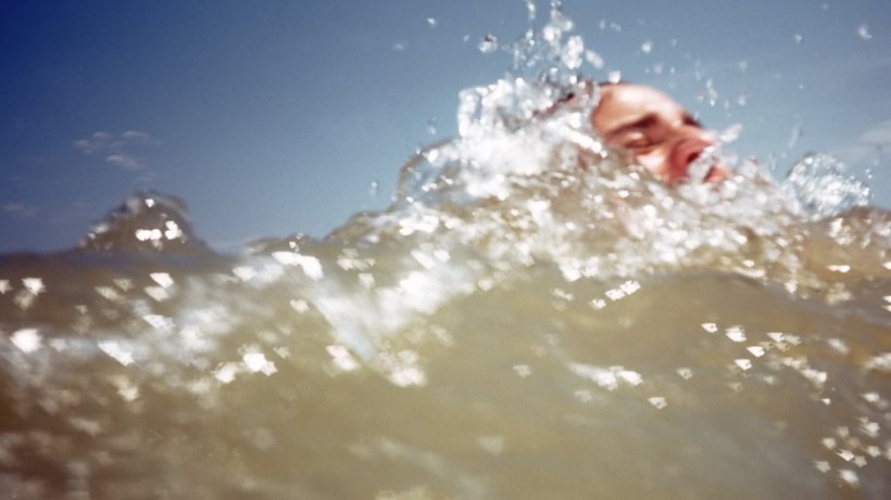 Un adolescent a murit înecat la mal, pe o plajă din Constanța