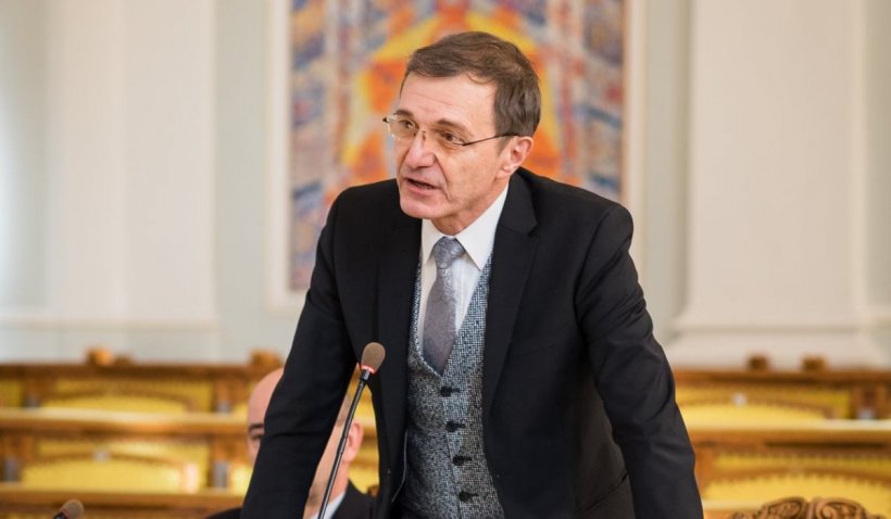 Președintele Academiei Române dezaprobă introducerea de noi materii în școală: ”Dacă crede cineva că fetele minore nasc pentru că nu învaţă la şcoală nimic despre sex se înșală amarnic”