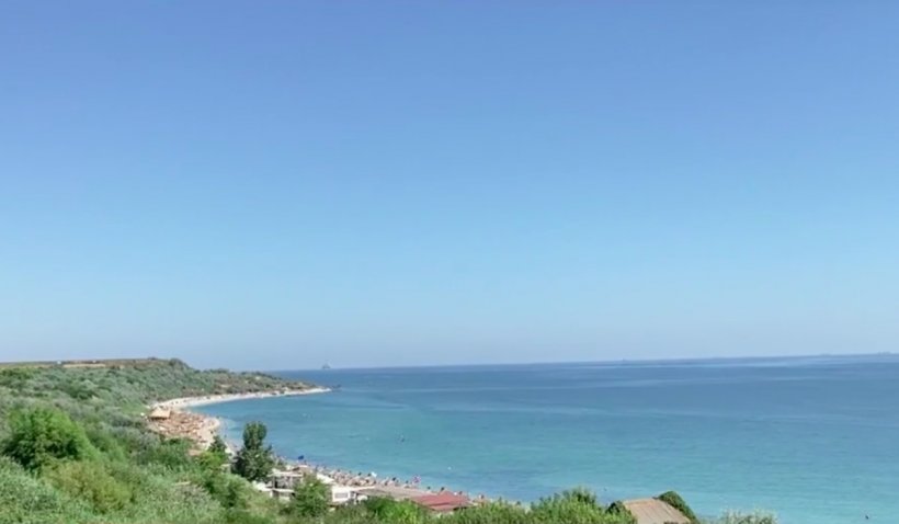 Turiștii care merg pe plaja din Tuzla se plâng că a început să semene cu cele din Mamaia. În special la prețuri