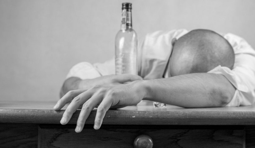 Un bărbat din Brăila a murit după ce un consătean i-a dat să bea otravă în loc de țuică