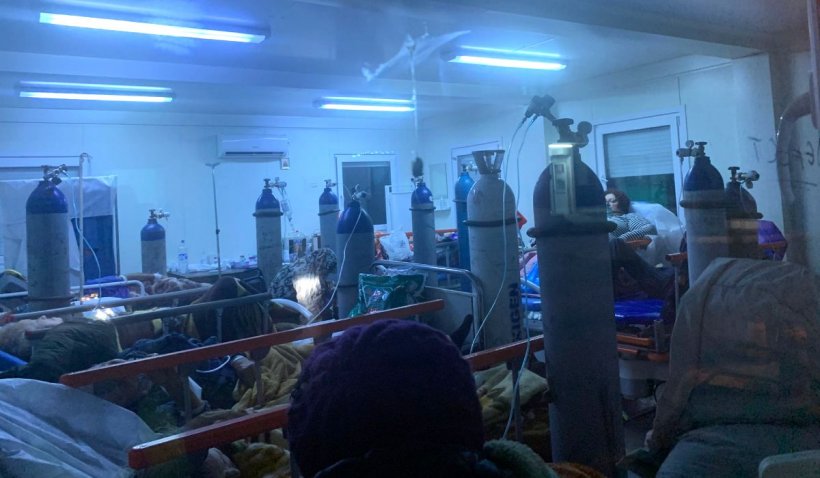 Izolator plin cu pacienţi conectaţi la tuburi de oxigen, imaginea disperării la spitalul din Galaţi
