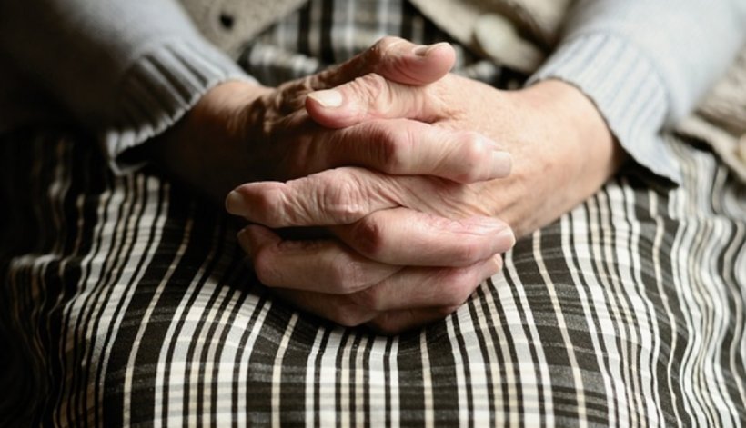 Caz şocant în Bucureşti. O bătrână paralizată a murit de sete lângă cadavrul soțului care o îngrijea