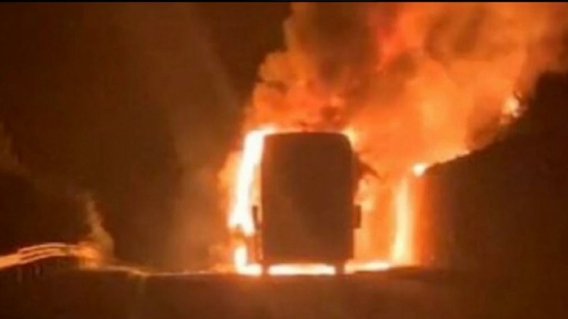 Cel puțin 46 de oameni, printre care și copii, au murit într-un autobuz care a luat foc pe autostradă, în Bulgaria