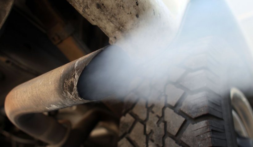 O nouă taxă auto prevăzută în programul de guvernare pentru maşinile care poluează