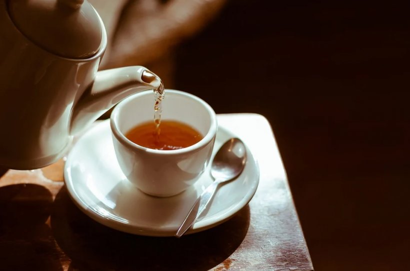 Ceaiul mai puțin cunoscut de români care poate să ajute la tratarea durerii în gat, a sinusurilor infectate și a gripei