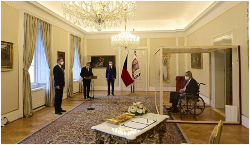 Preşedintele ceh Milos Zeman l-a numit duminică pe Petr Fiala premier, dintr-o cutie de plexiglas