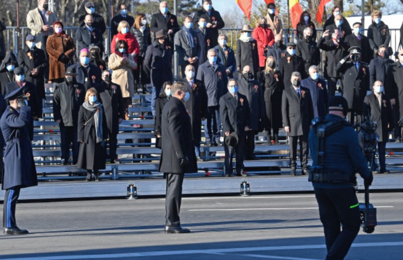 Cine este femeia elegantă care a stat alături de Klaus Iohannis la parada militară de 1 Decembrie