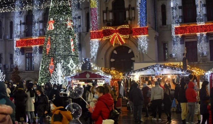 „Lumi magice” la Craiova. Beculețele festive s-au aprins în oraș, iar căsuțele de poveste vă așteaptă cu bunătăți