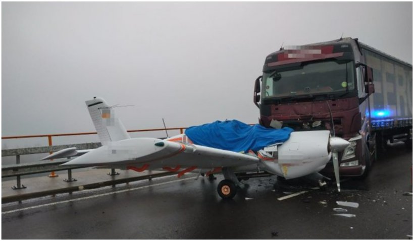 Un șofer român a spulberat cu un TIR un avion pe o autostradă din Germania