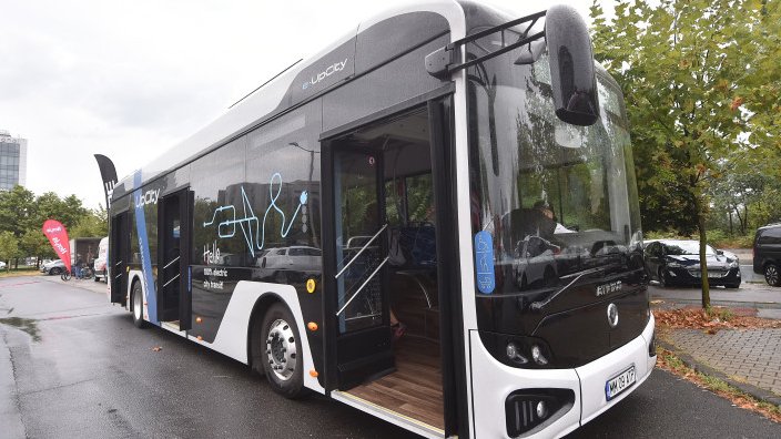 Șapte orașe din România vor primi 81 de autobuze electrice