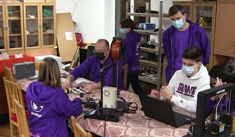 Un robot care ucide bacteriile şi virusurile a fost creat de elevii unui colegiu din Bârlad. Eficienţa sa este de 99%