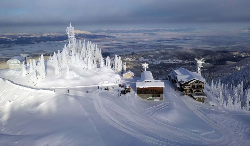 Zăpadă ca-n poveşti pe pârtiile de schi din zona superioară a masivului Postăvarul. Prețurile la transportul pe cablu au suferit modificări