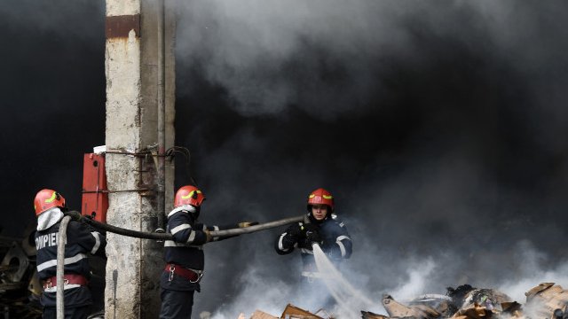 Incendiu puternic la malul mării: Depozit de mobilă cuprins de flăcări la Eforie Sud