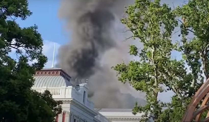 A luat foc Parlamentul din capitala țării care a raportat, prima, varianta Omicron. Acoperișul clădirii s-a prăbușit